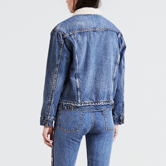 Levi’s Premium Ex-Boyfriend Sherpa Trucker Jacket Medium Wash - Picture 2 of 4
